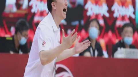 爵士败北，太阳重登榜首；开拓者止住连败，狼队失利。